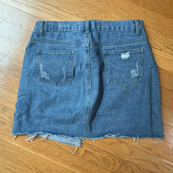 BOOHOO | Distressed denim mini skirt | Size 8 - Picture 2 of 3